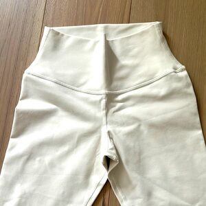 Alo cream coloured leggings in size small - brand new and never worn